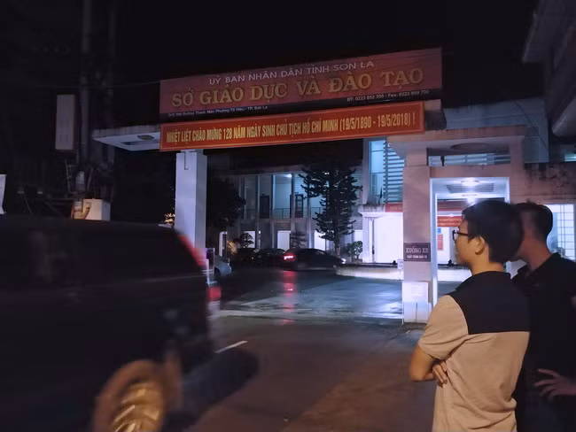 Nhiều phóng viên báo chí tiếp tục kiên nhẫn chờ đợi nhiều ngày nay để tiếp xúc được với thông tin về kết quả rà soát, xác minh những dấu hiệu bất thường trong kết quả thi tại Hội đồng thi Sở GD&ĐT Sơn La mà Tổ công tác sẽ cung cấp rộng rãi cho báo chí. Nhiều phóng viên báo chí tiếp tục kiên nhẫn chờ đợi nhiều ngày nay để tiếp xúc được với thông tin về kết quả rà soát, xác minh những dấu hiệu bất thường trong kết quả thi tại Hội đồng thi Sở GD&ĐT Sơn La mà Tổ công tác sẽ cung cấp rộng rãi cho báo chí.