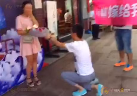 Cau hon sai cach, chang trai khien ban gai tuc gian bo di - Anh 1