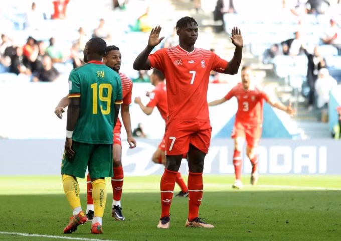 Breel Embolo không ăn mừng bàn thắng vào lưới Cameroon cho Thuỵ Sĩ.