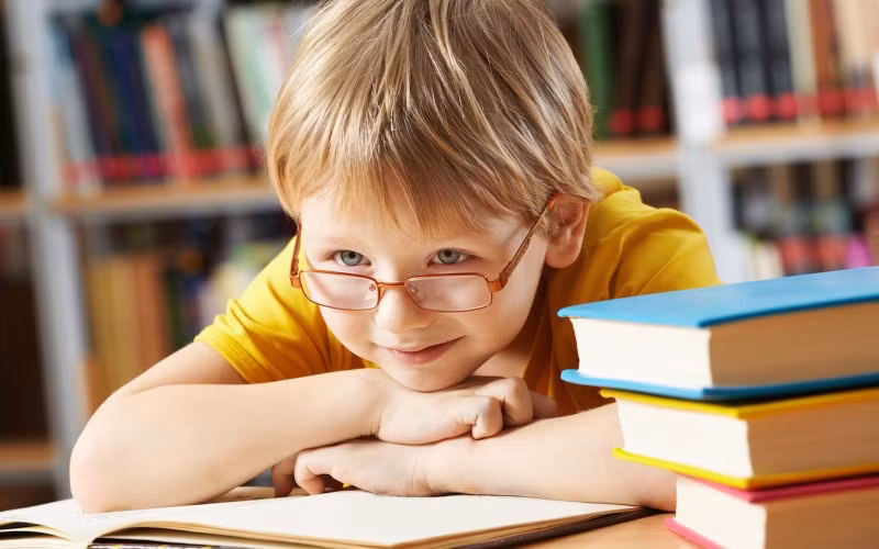 Cha mẹ có thể kiểm soát độ cận ở trẻ bằng nhiều phương pháp khác nhau. Ảnh minh họa.