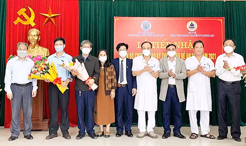 Tặng hoa chúc mừng các bác sĩ được tiếp nhận theo quyết định.