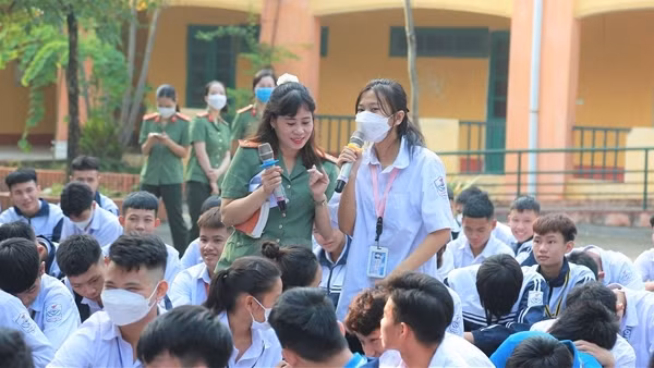 Cơ quan Công an tuyên truyền pháp luật, phòng chống bạo lực học đường trong các trường học.