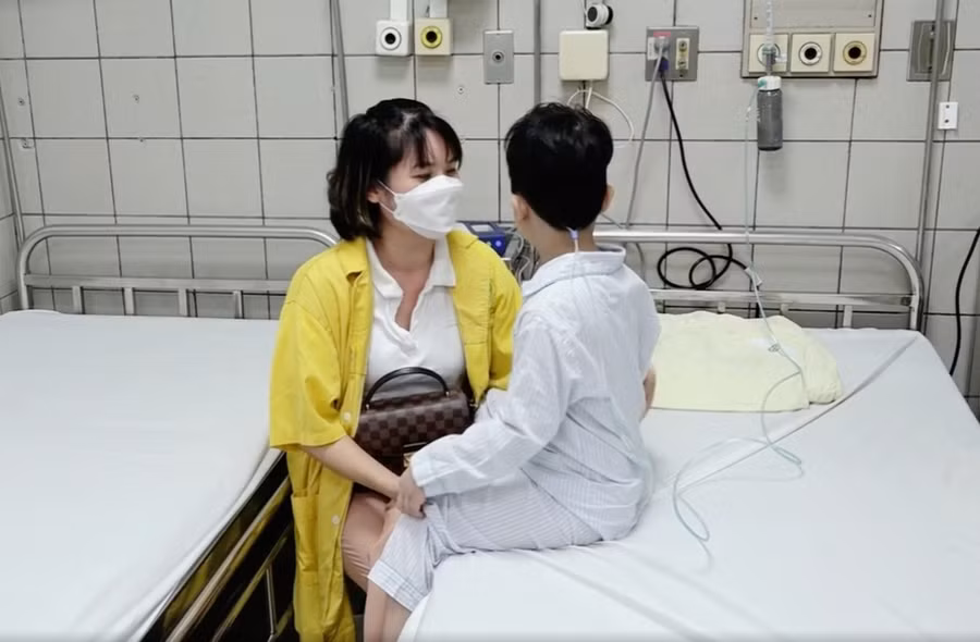 Cô Đoàn Thị Thu Hà – giáo viên tại quận Nam Từ Liêm tới chăm sóc học trò cũ là nạn nhân của vụ cháy khi nằm điều trị tại Bệnh viện Bạch Mai. Ảnh: ITN Cô Đoàn Thị Thu Hà – giáo viên tại quận Nam Từ Liêm tới chăm sóc học trò cũ là nạn nhân của vụ cháy khi nằm điều trị tại Bệnh viện Bạch Mai. Ảnh: ITN