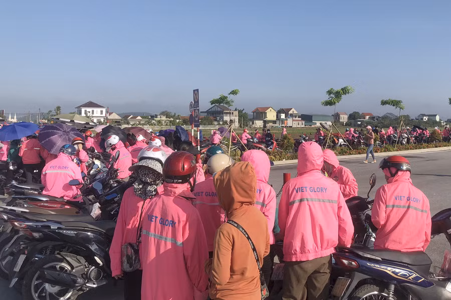 Hàng nghìn công nhân Công ty TNHH Viet Glory đình công đòi quyền lợi. Ảnh: Diệu Hoa