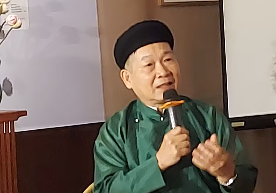 TS Đoàn Trần Lâm nói về sen trong thi ca. Ảnh: Bình Thanh. TS Đoàn Trần Lâm nói về sen trong thi ca. Ảnh: Bình Thanh.