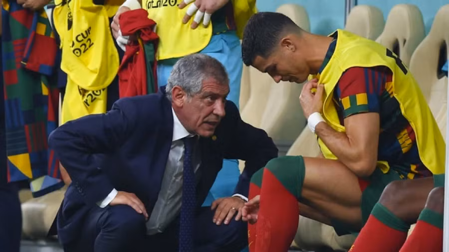 Ronaldo không hề cảm ơn thầy cũ Santos dù ông đã bị Bồ Đào Nha sa thải. Ronaldo không hề cảm ơn thầy cũ Santos dù ông đã bị Bồ Đào Nha sa thải.