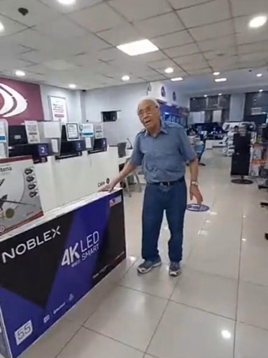 Cụ ông được tặng tivi nhưng cho biết vẫn theo dõi trận chung kết World Cup 2022 bên ngoài cửa hàng điện tử.