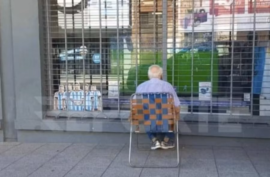 Hình ảnh cụ ông Carlos Bejar đang chăm chú theo dõi World Cup bên ngoài một cửa hàng điện tử ở Argentina gây xúc động.