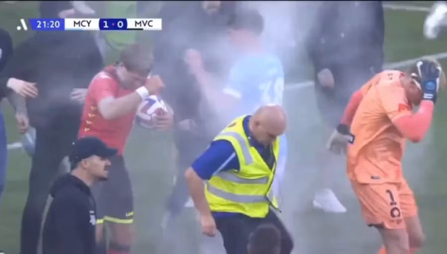 Thủ môn Melbourne City ngay bị thương trong cuộc tấn công.