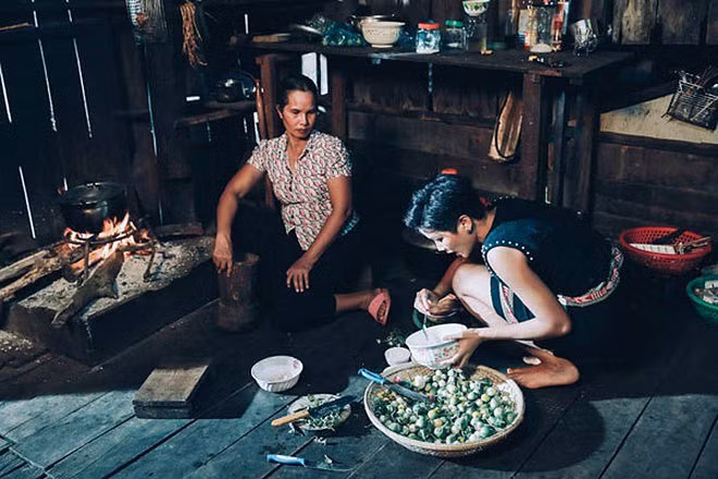 Hoa hậu H'Hen Niê ứa nước miếng khoe mâm cơm đãi khách ở quê