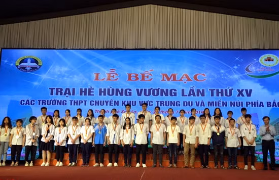 Học sinh trường THPT chuyên Vĩnh Phúc nhận giải trong Lễ bế mạc Trại hè Hùng Vương năm 2019