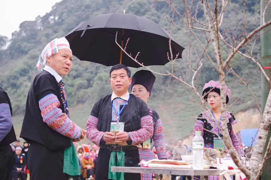 Các già làng đang làm nghi lễ cầu may, cầu phúc dưới gốc cây nêu.