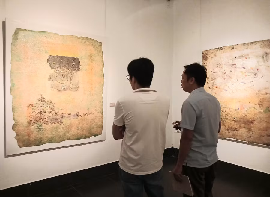 Công chúng háo hức xem các tác phẩm sáng tạo trên nền chất liệu giấy giang của người H’Mông.