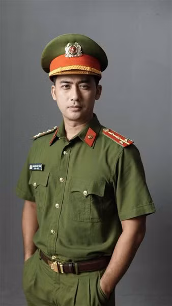 Hình ảnh nam diễn viên trong các vai chiến sĩ công an.