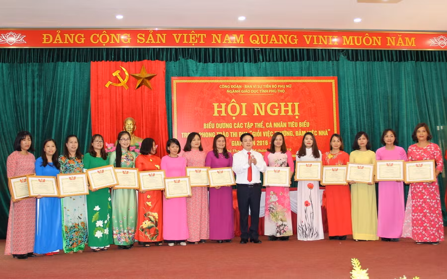 Ông Đặng Minh Tiến, chủ tịch Công đoàn ngành GD tỉnh trao tặng giấy khen cho các tập thể và cá nhân