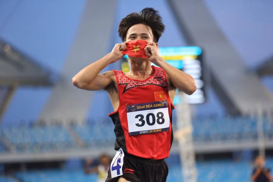Nguyễn Trung Cường vui mừng với tấm Huy chương Vàng nội dung 3.000m vượt rào nam. Nguyễn Trung Cường vui mừng với tấm Huy chương Vàng nội dung 3.000m vượt rào nam.