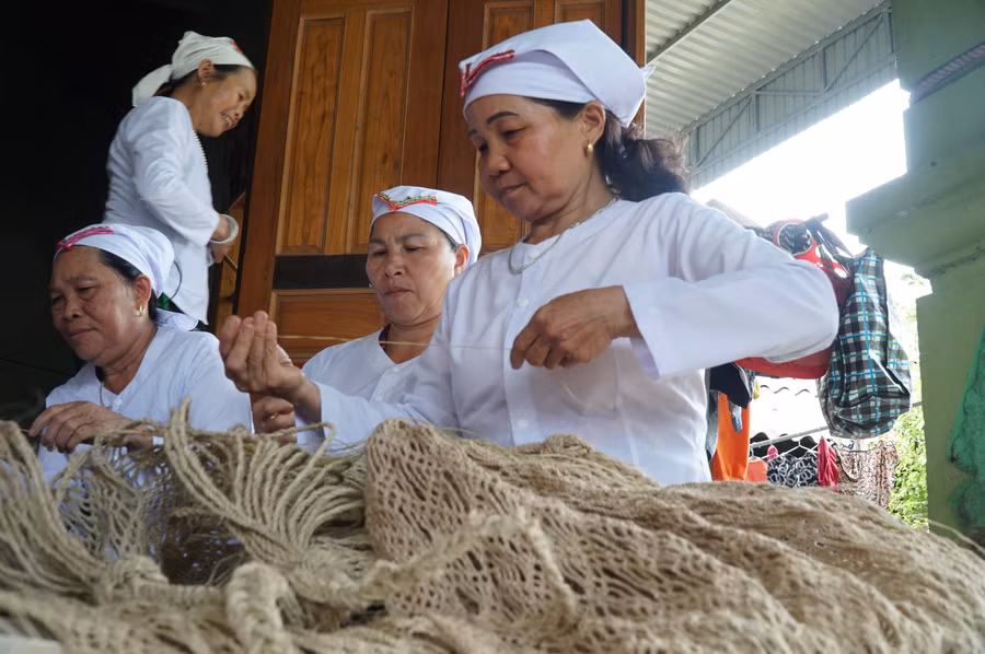Những người phụ nữ Thổ làm võng gai như một cách giữ nghề truyền thống của dân tộc cho thế hệ sau.