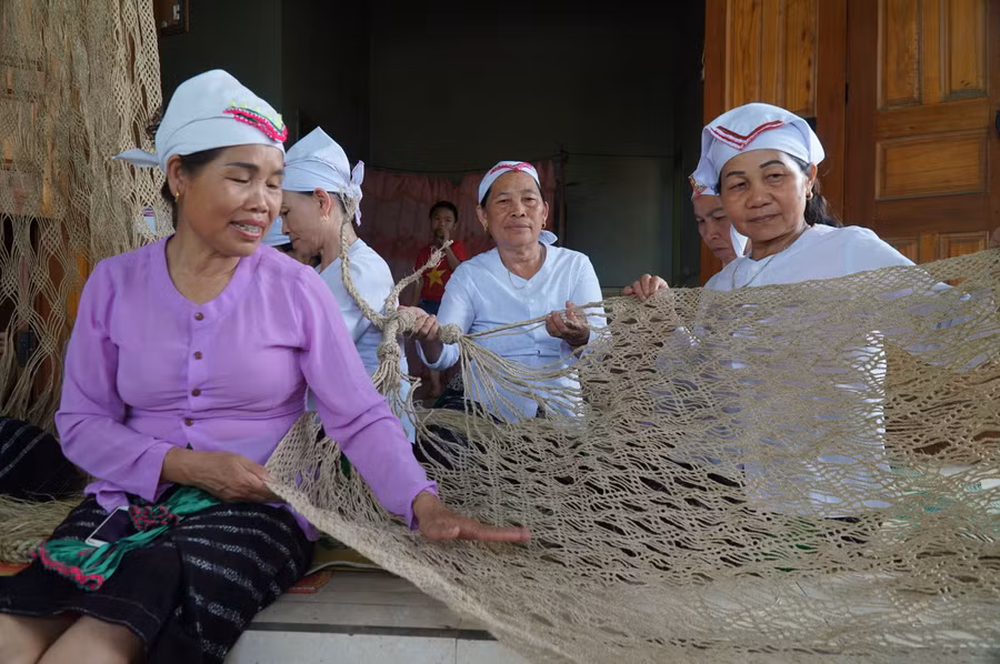 So với võng vải, võng dù được bán nhiều trên thị trường, giá thành của võng gai đắt hơn, nhưng độ bền hàng chục năm, thân thiện với môi trường, được nhiều người ưa chuộng.