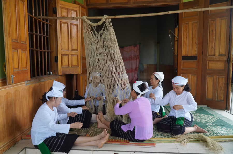 Để hoàn chỉnh chiếc võng gai cần 1 tháng nếu cùng lúc nhiều người đan liên tục. Còn nếu chỉ tranh thủ lúc rỗi việc đồng áng thì thời gian kéo dài hàng tháng.