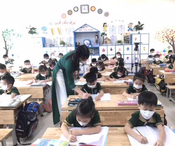 Học sinh Trường Tiểu học và THCS Hoàng Hoa Thám thực hiện 5K khi đến trường.