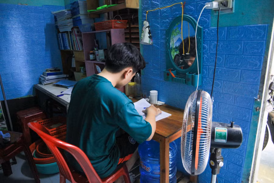 Thời điểm này là thời gian thi kết thúc học phần các môn học, vì vậy nhiều sinh viên chưa về nhà và vẫn phải chống chọi với nắng nóng tại phòng trọ để ôn thi. Thời điểm này là thời gian thi kết thúc học phần các môn học, vì vậy nhiều sinh viên chưa về nhà và vẫn phải chống chọi với nắng nóng tại phòng trọ để ôn thi.