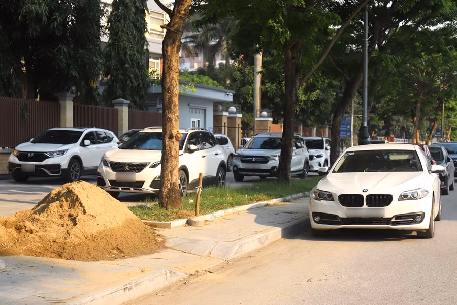 Vỉa hè trước nhiều cơ quan hành chính trở thành nơi đỗ xe của khách đến làm việc.