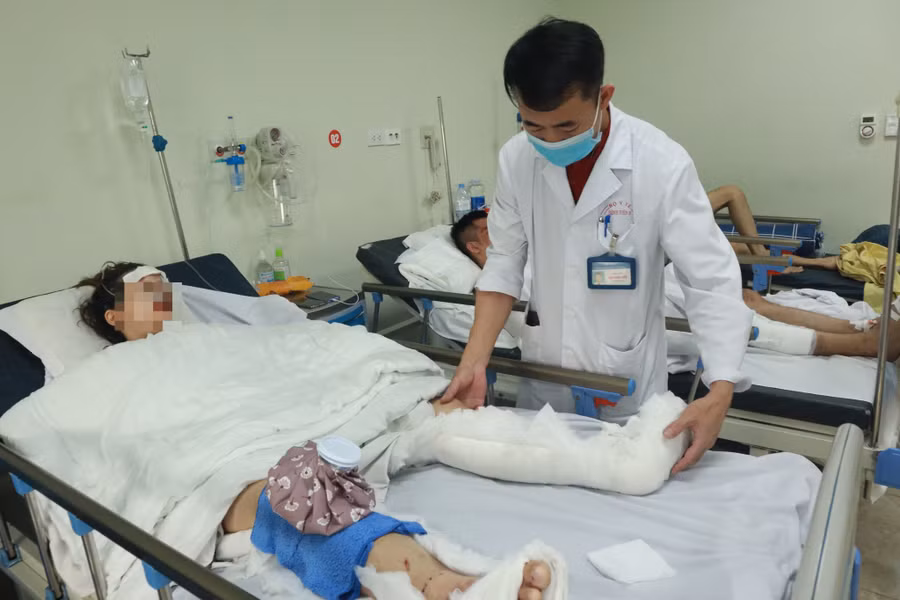 Tại Khoa Phẫu thuật chấn thương chỉnh hình, hiện có 3 người bệnh đang nằm điều trị. Ảnh: BV. Tại Khoa Phẫu thuật chấn thương chỉnh hình, hiện có 3 người bệnh đang nằm điều trị. Ảnh: BV.