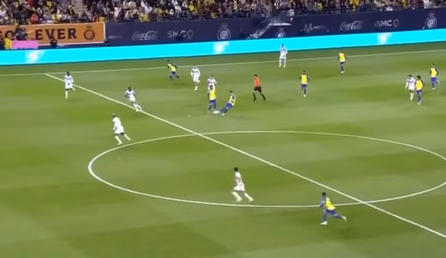 Pha kiến tạo đẳng cấp của Ronaldo từ giữa sân của giúp đội nhà Al Nassr có bàn mở tỷ số ở phút 17.