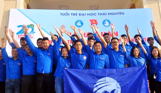 Các đoàn viên - sinh viên tình nguyện với lá cờ của Hội sinh viên Các đoàn viên - sinh viên tình nguyện với lá cờ của Hội sinh viên