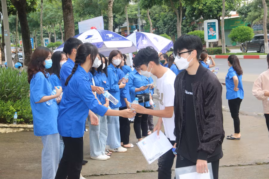 Kết thúc buổi thi cuối cùng cũng là thời điểm mưa tạnh, các thí sinh bước ra khỏi cổng trường được đội thanh niên tình nguyện hỗ trợ nước lọc.