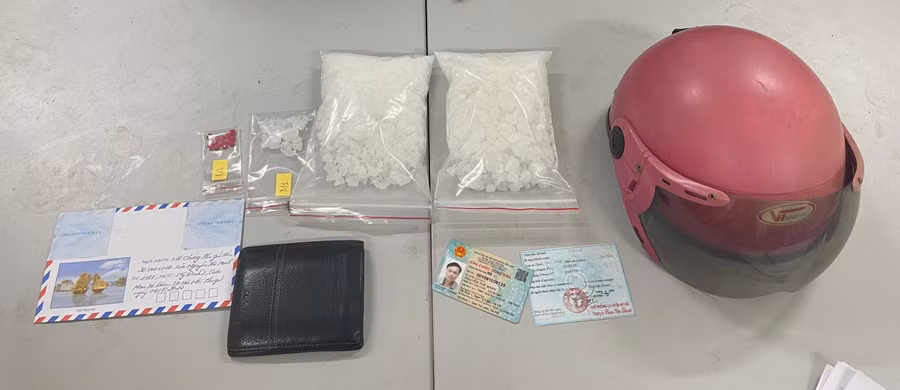 Công an thu giữ số ma tuý và các tang vật liên quan khác của đối tượng Nguyễn Thế Mạnh. Công an thu giữ số ma tuý và các tang vật liên quan khác của đối tượng Nguyễn Thế Mạnh.