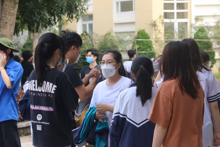 Sau khi kết thúcthi các thí sinh nán lại cổng trường trao đổi với nhau về bài thi.