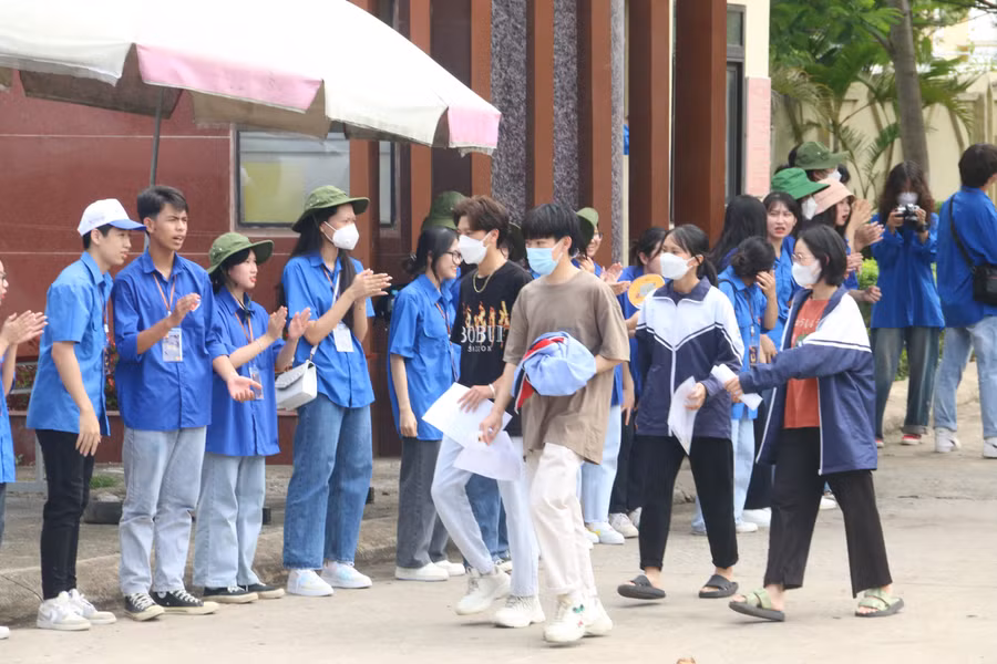 Kết thúc môn thi Ngoại ngữ, đa số các em đều thở phào nhẹ nhõm vì đã thực hiện tốt bài thi của mình.
