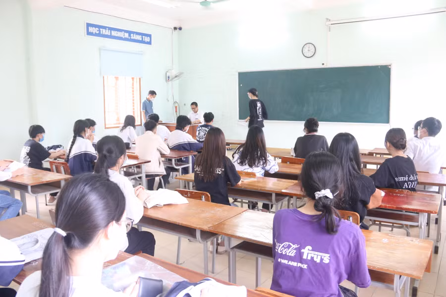 Gần 11.400 thí sinh đến dự thi tốt nghiệp THPT tại 32 điểm thi trên địa bàn tỉnh Sơn la từ rất sớm, đa số các em đều có tình thần thoải mái.