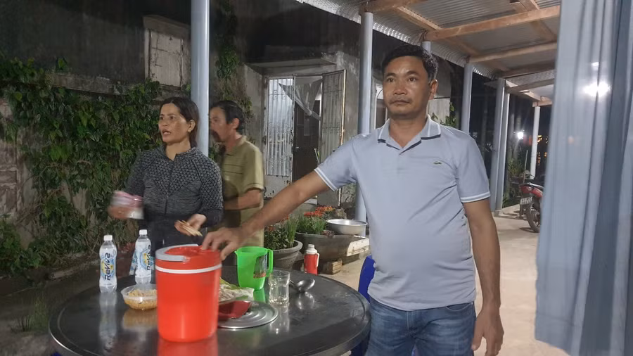 Anh Lê Minh Tuấn cùng vợ lo bữa ăn cho các hành khách gặp nạn.