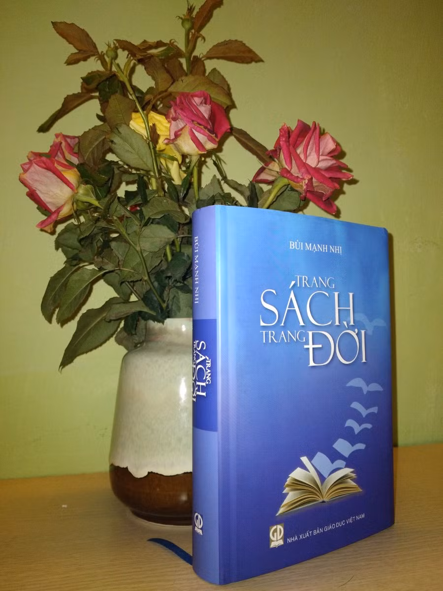 Từ 'Trang sách trang đời' độc giả được gặp một thầy Bùi Mạnh Nhị đa tài. Ảnh: Bình Thanh. Từ 'Trang sách trang đời' độc giả được gặp một thầy Bùi Mạnh Nhị đa tài. Ảnh: Bình Thanh.