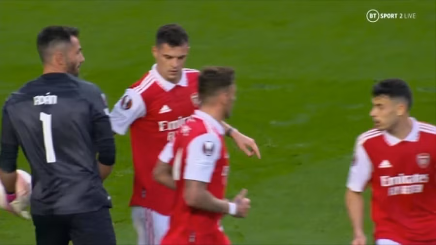 Granit Xhaka cướp bóng từ tay thủ môn đối phương…