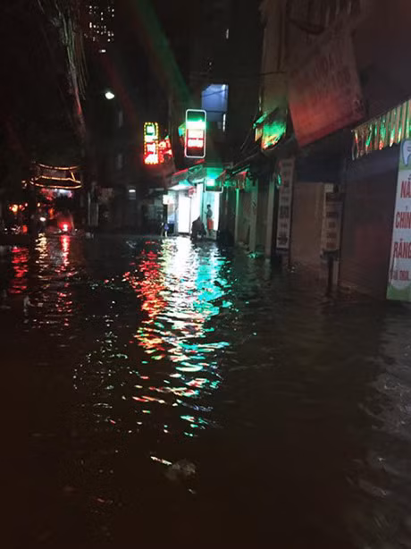 Ha Noi lai ngap nghiem trong trong mua lon toi 20/8 - Anh 3