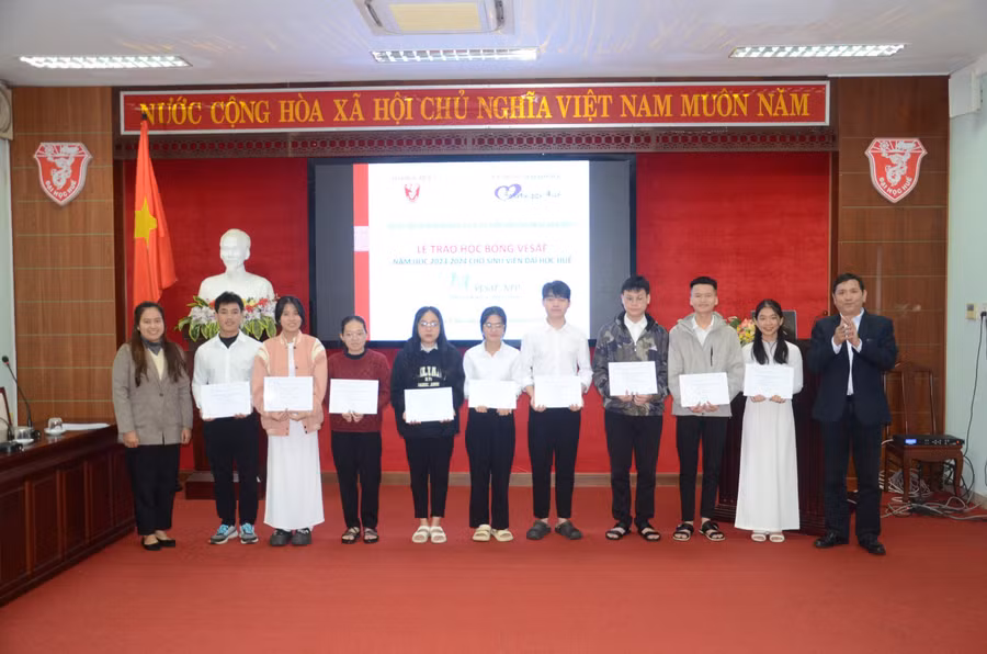Sinh viên nhận được học bổng nếu duy trì tốt thành tích học tập thì sẽ được tiếp tục cấp học bổng cho những năm tiếp theo.