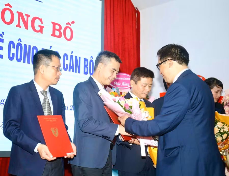 Lãnh đạo ĐH Huế trao các quyết định về công tác cán bộ. Lãnh đạo ĐH Huế trao các quyết định về công tác cán bộ.