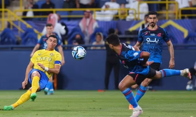 Cristiano Ronaldo ghi hat-trick hoàn hảo giúp Al Nassr đè bẹp Al Wehda 6-0 ở vòng 30 Saudi Pro League hôm 5/5. Cristiano Ronaldo ghi hat-trick hoàn hảo giúp Al Nassr đè bẹp Al Wehda 6-0 ở vòng 30 Saudi Pro League hôm 5/5.