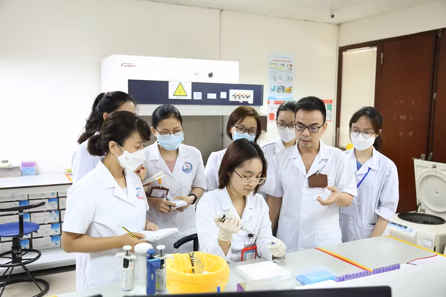 Các học viên thực hành Kỹ thuật Điện di huyết sắc tố.