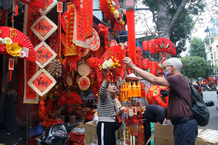 Nhiều bạn trẻ, du khách nước ngoài… háo hức, thích thú đến phố Hàng Mã để hòa mình trong không khí nhộn nhịp mua sắm và chụp ảnh check-in.