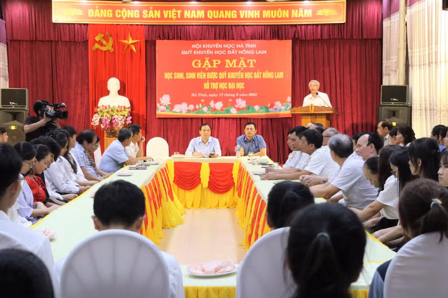 Lễ gặp mặt các em học sinh, sinh viên có hoàn cảnh khó khăn được Quỹ khuyến học Hồng Lam hỗ trợ học đại học.