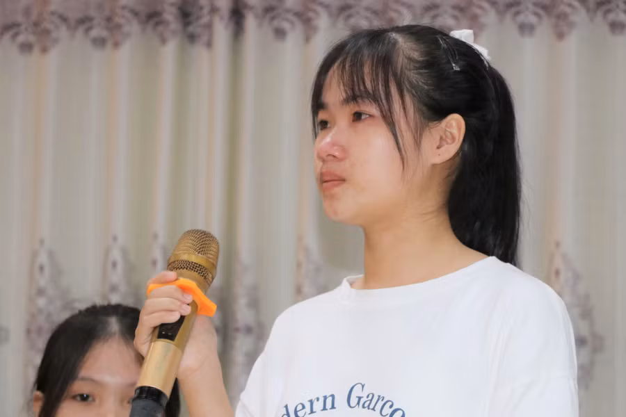Nữ sinh xúc động, bật khóc gửi lời cảm ơn trước sự quan tâm của các cấp ngành ở Hà Tĩnh đã kêu gọi nguồn quỹ hỗ trợ giúp em vượt qua rào cản khó khăn của gia đình, có thêm động lực và niềm tin tiếp tục theo đuổi giấc mơ giảng đường.