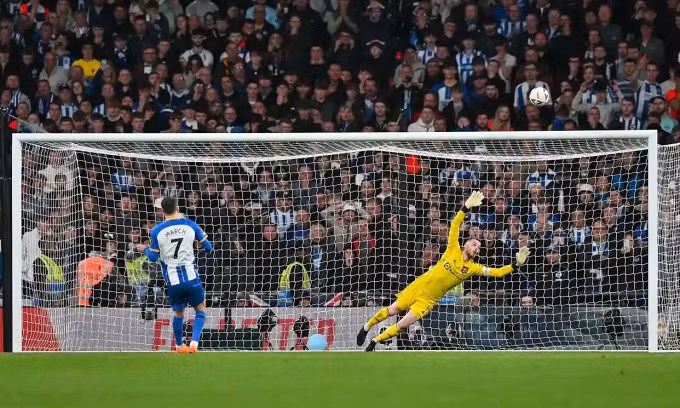 Cú đá luân lưu vọt xà của March góp phần đưa Man Utd vào chung kết FA Cup gặp Man City.