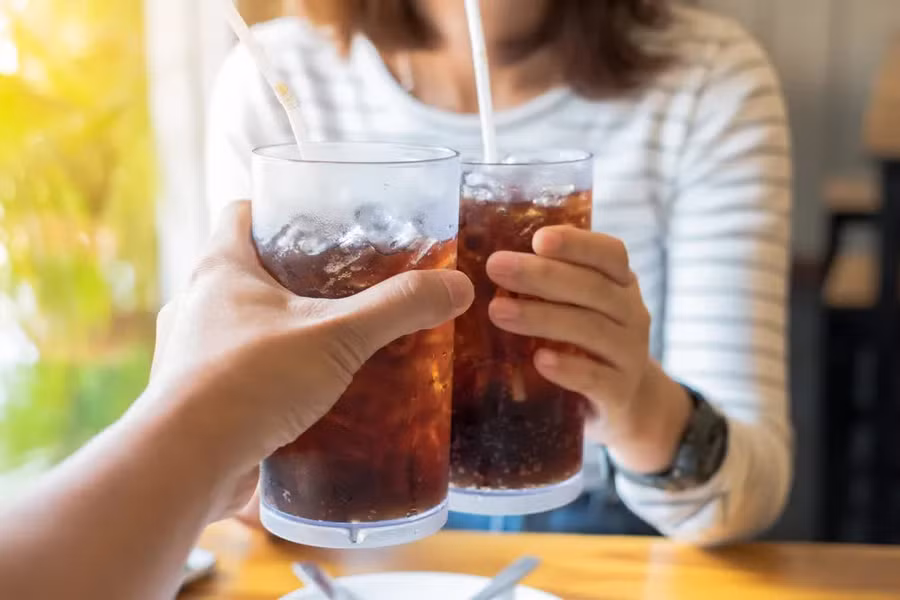 Nước ngọt có đường có thể làm tăng lượng đường trong máu, tác động xấu đến thành mạch, gây tăng huyết áp và tăng nguy cơ mắc các bệnh về tim. Nước ngọt có đường có thể làm tăng lượng đường trong máu, tác động xấu đến thành mạch, gây tăng huyết áp và tăng nguy cơ mắc các bệnh về tim.