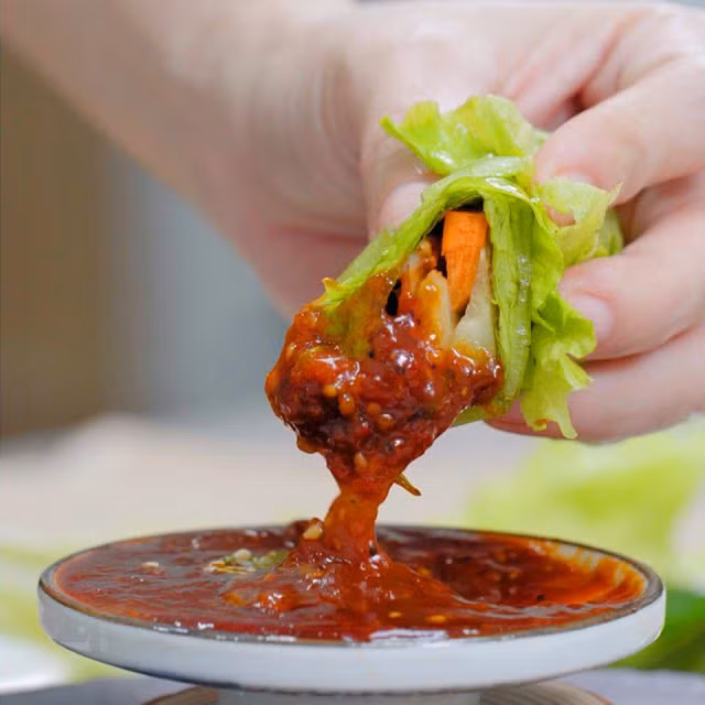 Các loại gia vị như nước sốt salad và tương cà có vẻ không ngọt, nhưng chúng chứa đường có thể làm tăng lượng đường trong máu của bạn. Các loại gia vị như nước sốt salad và tương cà có vẻ không ngọt, nhưng chúng chứa đường có thể làm tăng lượng đường trong máu của bạn.