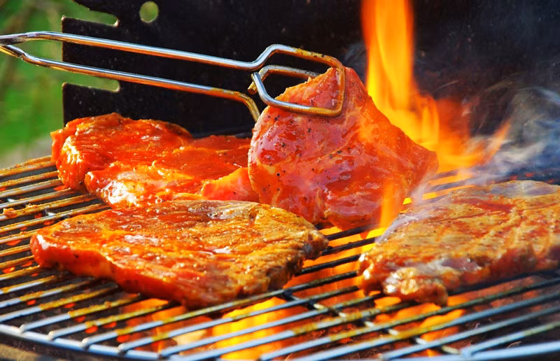 Đồ nướng là món ăn ngon miệng được nhiều gia đình chế biến ngày Tết nhưng lại là đồ ăn không có lợi cho tim mạch. Đồ nướng là món ăn ngon miệng được nhiều gia đình chế biến ngày Tết nhưng lại là đồ ăn không có lợi cho tim mạch.