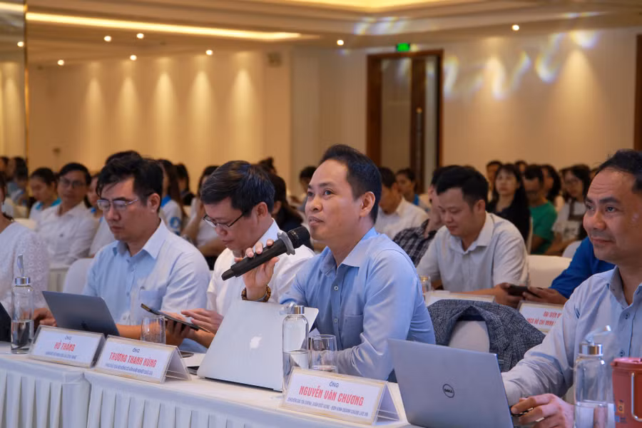 Ban Giám khảo trao đổi, nhận xét, đánh giá các dự án của thí sinh tại vòng chung kết cuộc thi Sáng kiến giảm thiểu rác thải nhựa - Huế 2023. (Ảnh: Hoàng Hải).